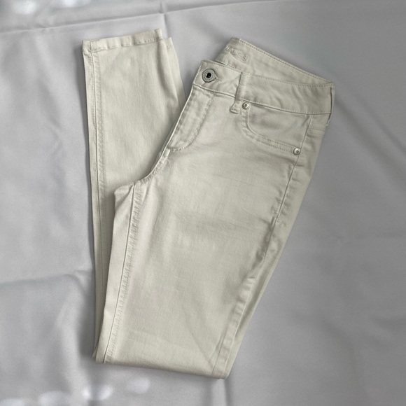 Maurices Pants - Like New! Maurice’s WHITE Mid-Rise Leggings Skinny Pants - SR